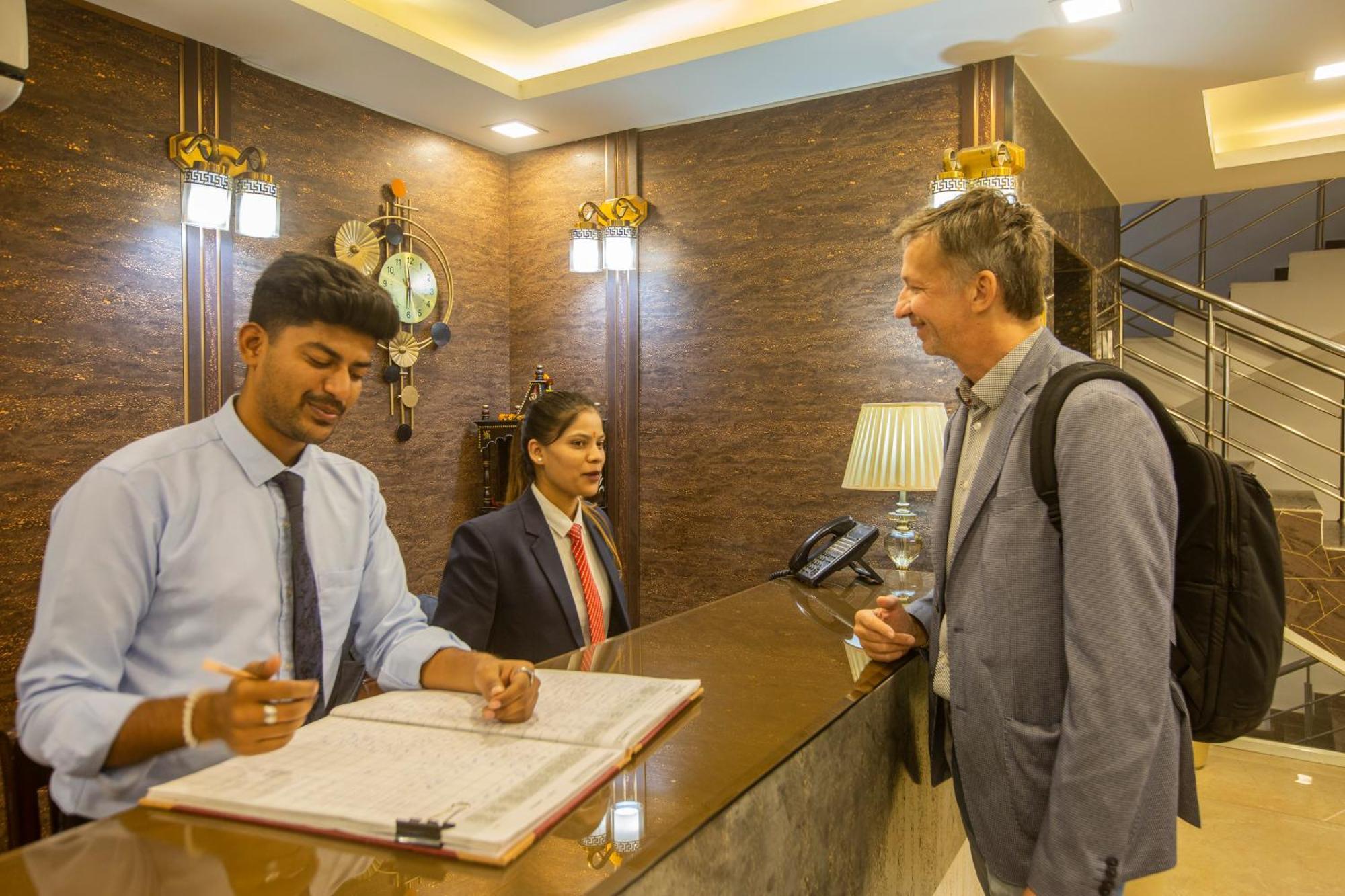 Hotel Prithvi-Raj Near Delhi Airport Нью-Делі Екстер'єр фото